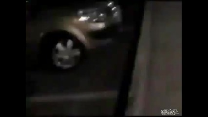 Идиот без дрехи се удря в " невидима " стена ;дд