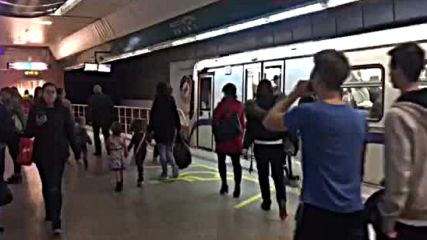 Авария в метрото, движението на влаковете не е спряно