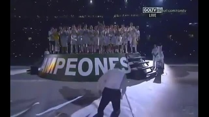 '' Бернабеу '' празнува, Моуриньо на колене пред играчите!!!