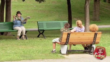 Скрита Камера : Гълъб ака върху заспал човек