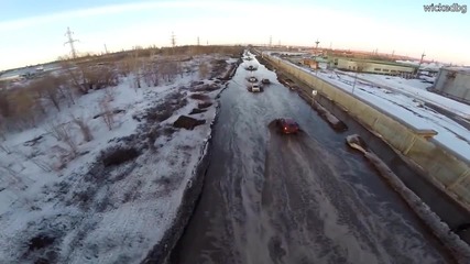 Руснаци си карат по силно наводнена улица