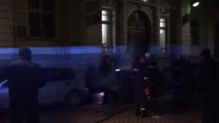 Кола горя зад Народния театър