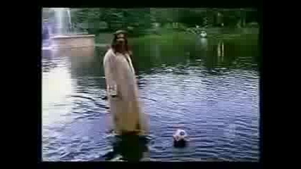 Мъж ходи по вода (скрита камера)