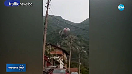 Балон с трима души се заклещи в скали в Родопите
