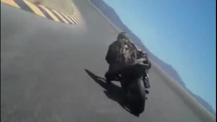 Да опреш каска в асфалта