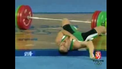 Олимпиада 2008.щангист изпуска щангата върху себе си