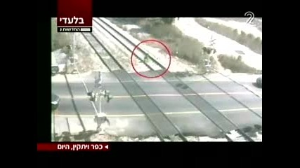 Жена ляга на релсите и влака минава над нея