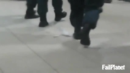 Полиция се пребива по време на акция - Смях