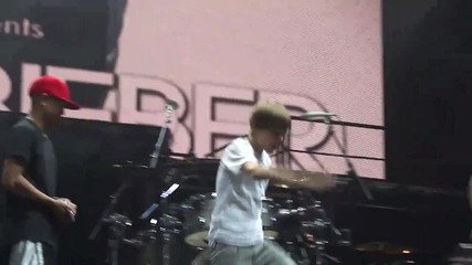 Джъстин танцува на песента на Usher - Yeah 