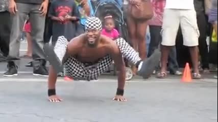 Откачен уличен танцьор се бъзика с мацка