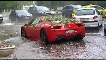 Градушката и потопът не пожалиха и това Ferrari