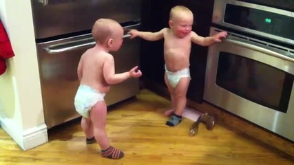 Близнаци си говорят на бебешки...смях