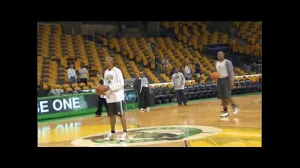 Amazing! Ray Allen Hits A Over - The - Shoulder - No Look - Half Court Shot [getting Ready For Game