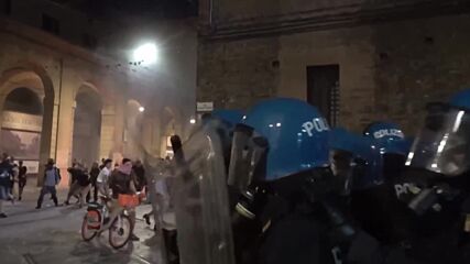 Масови протести в Италия след смъртта на мъж, издъхнал при арест