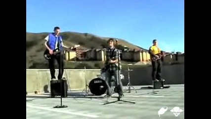 Не става само с пеене, трябва и акъл 