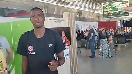 Айнтрахт вече е в София, Коло Муани раздаде автографи и се снима с български фенове