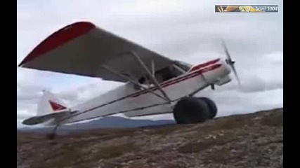 Кацане и излитане на самолет на място колкото за паркиране!