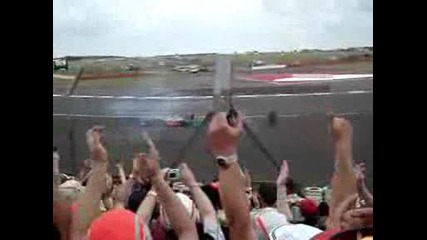Люис Хамилтън прави донъти