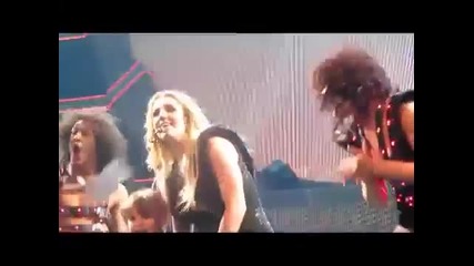 Вижте колко добра майка е! Sean Preston on stage with Britney!