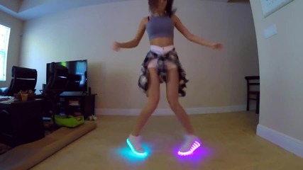 Красиво момиче танцува невероятно със светещи обувки!