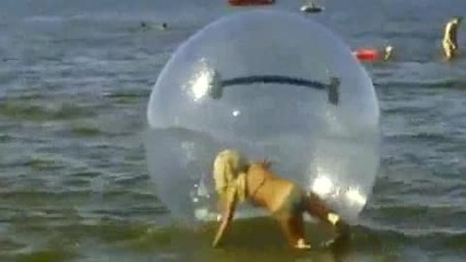 Блондинка в огромна топка на плажа