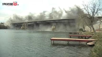 Светкавично взривяване на стар мост..