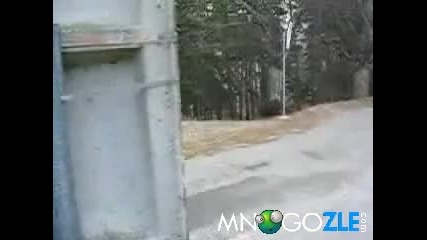 На косъм този пич да го блъсне колата...