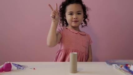 Малко момиченце показва страхотни трикове