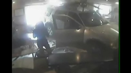 Жена се забива с кола в бар