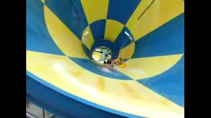 Много яка водна пързалка 
