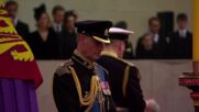 Крал Чарлз III отново се поклони пред ковчега на кралица Елизабет II