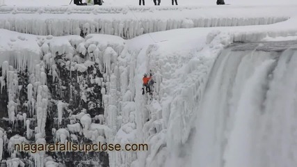 Спускане по замръзнал участък от Ниагарския водопад - Will Gadd