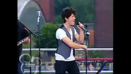 Nick Jonas dancing