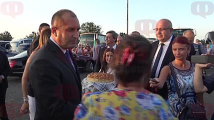 Президентът Румен Радев получава стойностен подарък от възторжена тракийка