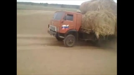 Камион Камаз , по време на жътва