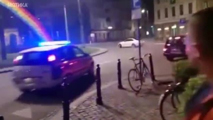 За това си трябва Смелост! – Вижте как се кара BMW на кръговото пред очите на полицията!