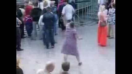 Бабичка Танцува На Техно
