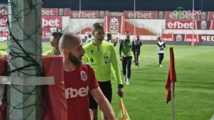 Реян Даскалов спира с крак хвърлена към него бутилка от феновете на Локо Пд