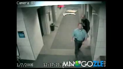 Преследване на кола из коридорите на сграда