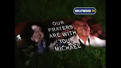 Стотици фенове на Michael Jacksons поднасят цветя пред дома му 