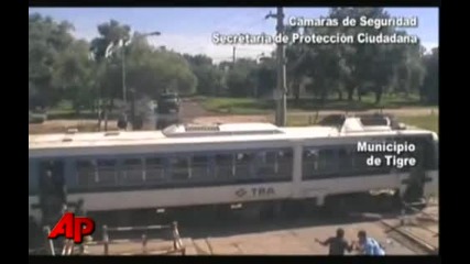 Без малко да го сгази влака 