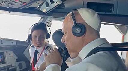 Папа Лъв се присъедини към пилотите в пилотската кабина на полет до Барселона