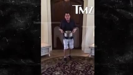 Чарли Шийн се заля с 10 хиляди в кауза на Als Ice Bucket Challenge