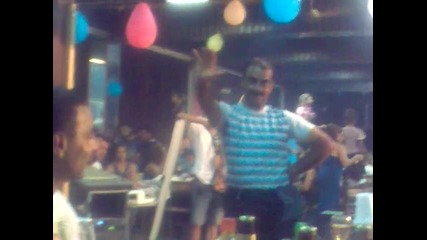 lud Chovek igraee kucek,,, :d