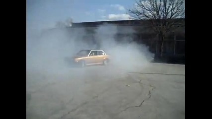 Луд Burnout с Bmw e30 !! 