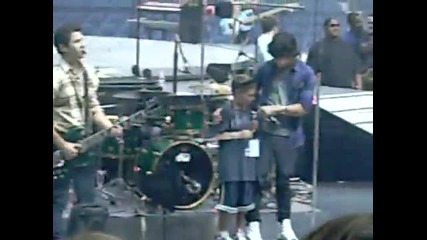 Jonas Brothers bring little kid on stage