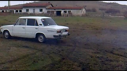 Syper Lada izrigva s drift