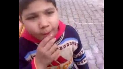Чиганче си играе с презерватив