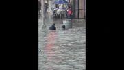НАВОДНЕНИЕ В МАНХАТЪН: Вода до раменете по улиците на Ню Йорк (ВИДЕО)