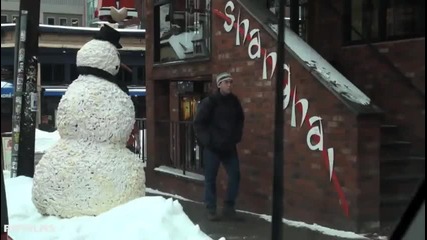 Скрита камера стряскащ снежен човек